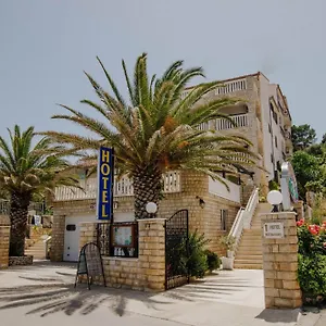 https://vila-tina.hotels-in-trogir.com